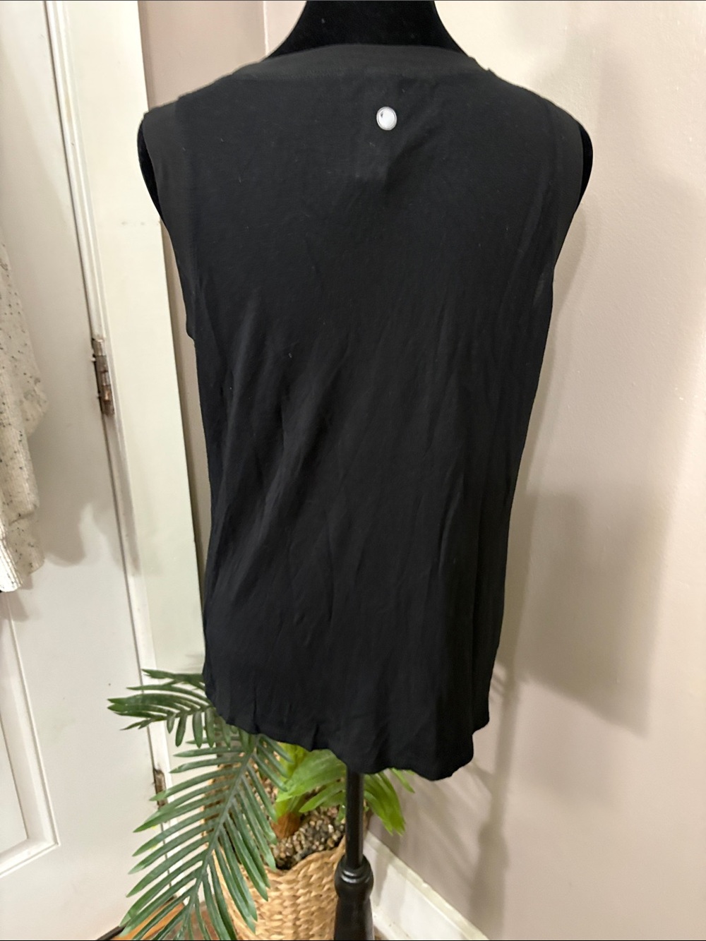 Yogalicious Black Scoop Neck Women's Tank Top Mesh trim women’s xs - Picture 3 of 7